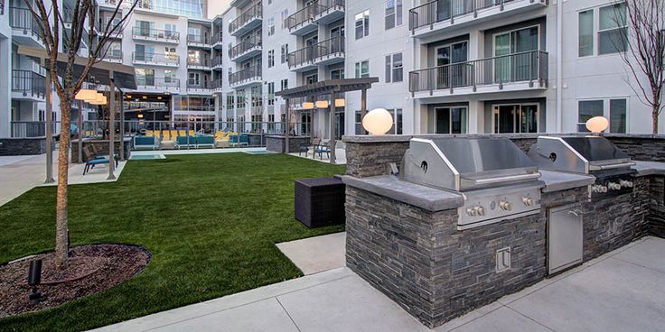 Outdoor Kitchens & Amenities